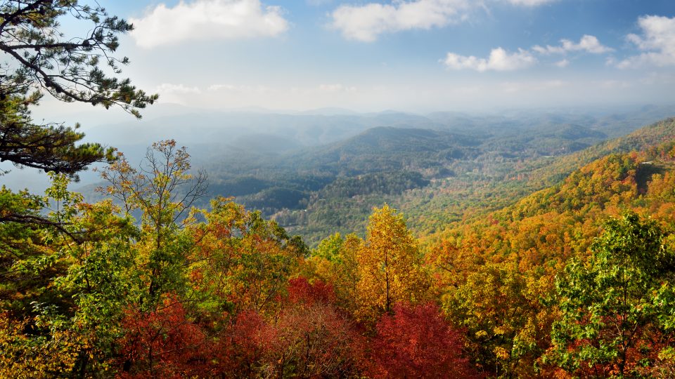 2017 08 23 Reflets Automne Vue Des Montagnes I Stock 491409848