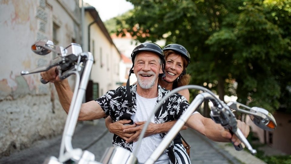 2024 07 04  Couple Aines En Moto Blogue Juillet 2024 I Stock 1193962192 800 Pixels