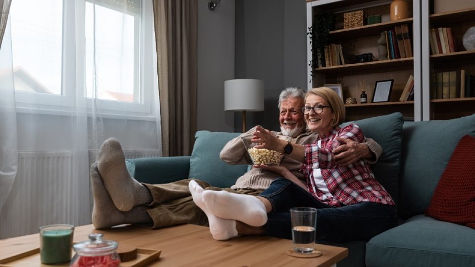 2024 07 29 Couple Age Regardant La Television I Stock 1489393208 800 Pixels